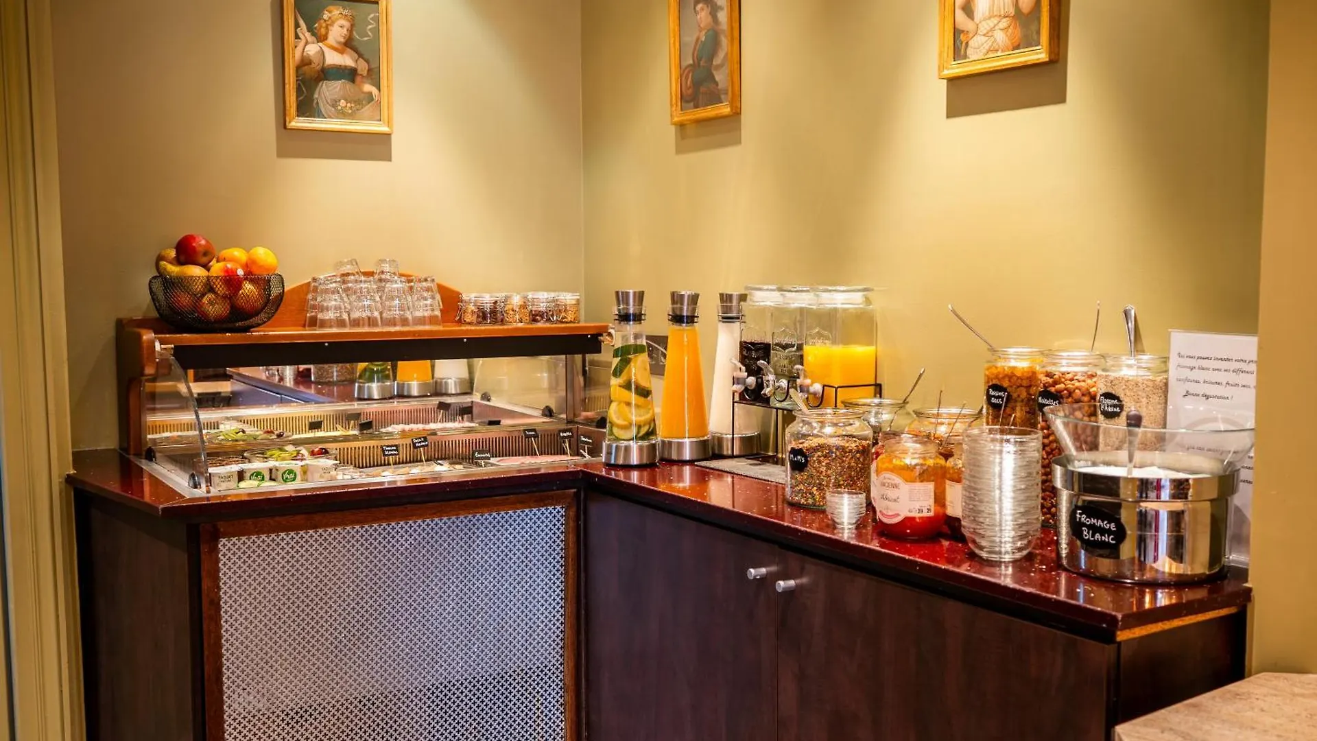 Hotel de L'Empereur Paris 3*,